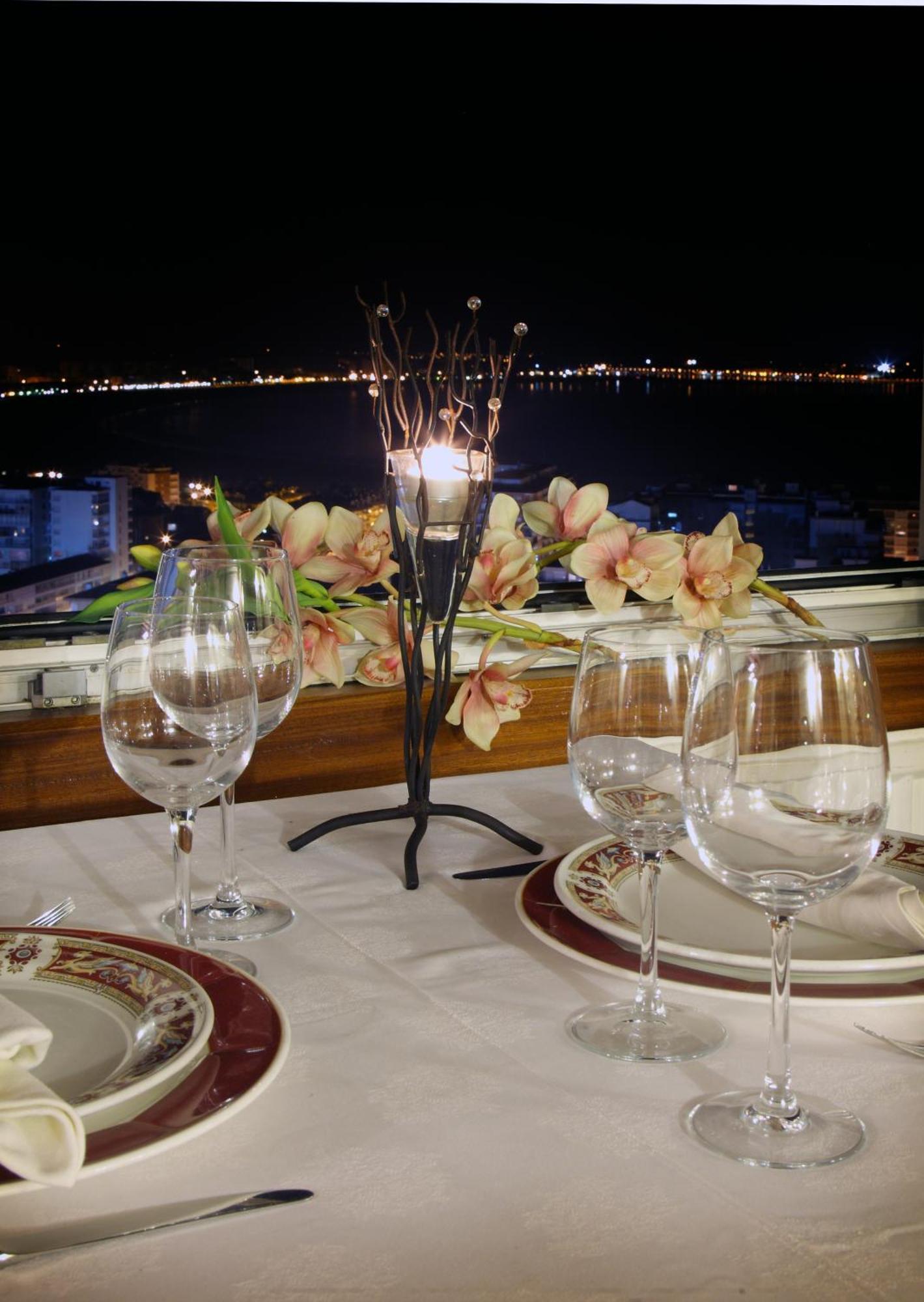 Hotel Restaurante Risco Ларедо Екстериор снимка