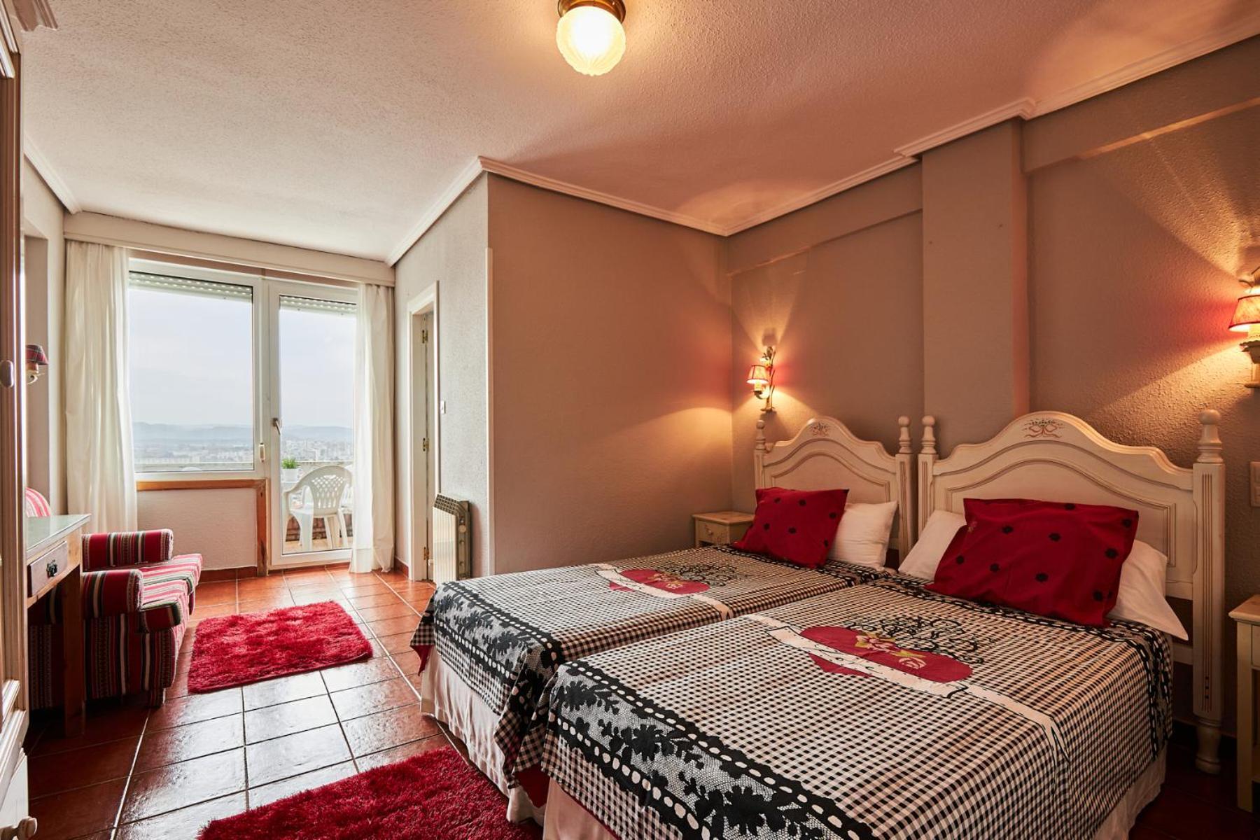 Hotel Restaurante Risco Ларедо Екстериор снимка