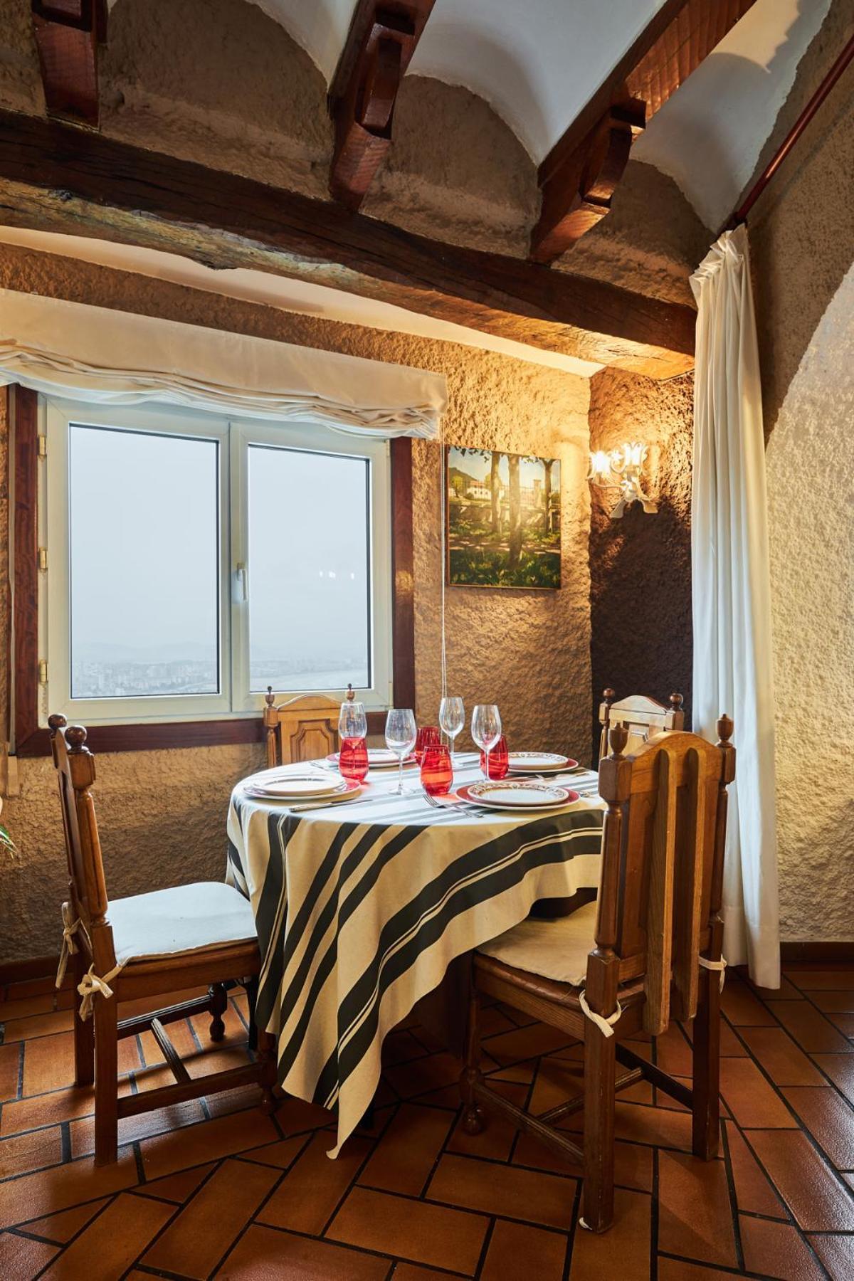 Hotel Restaurante Risco Ларедо Екстериор снимка