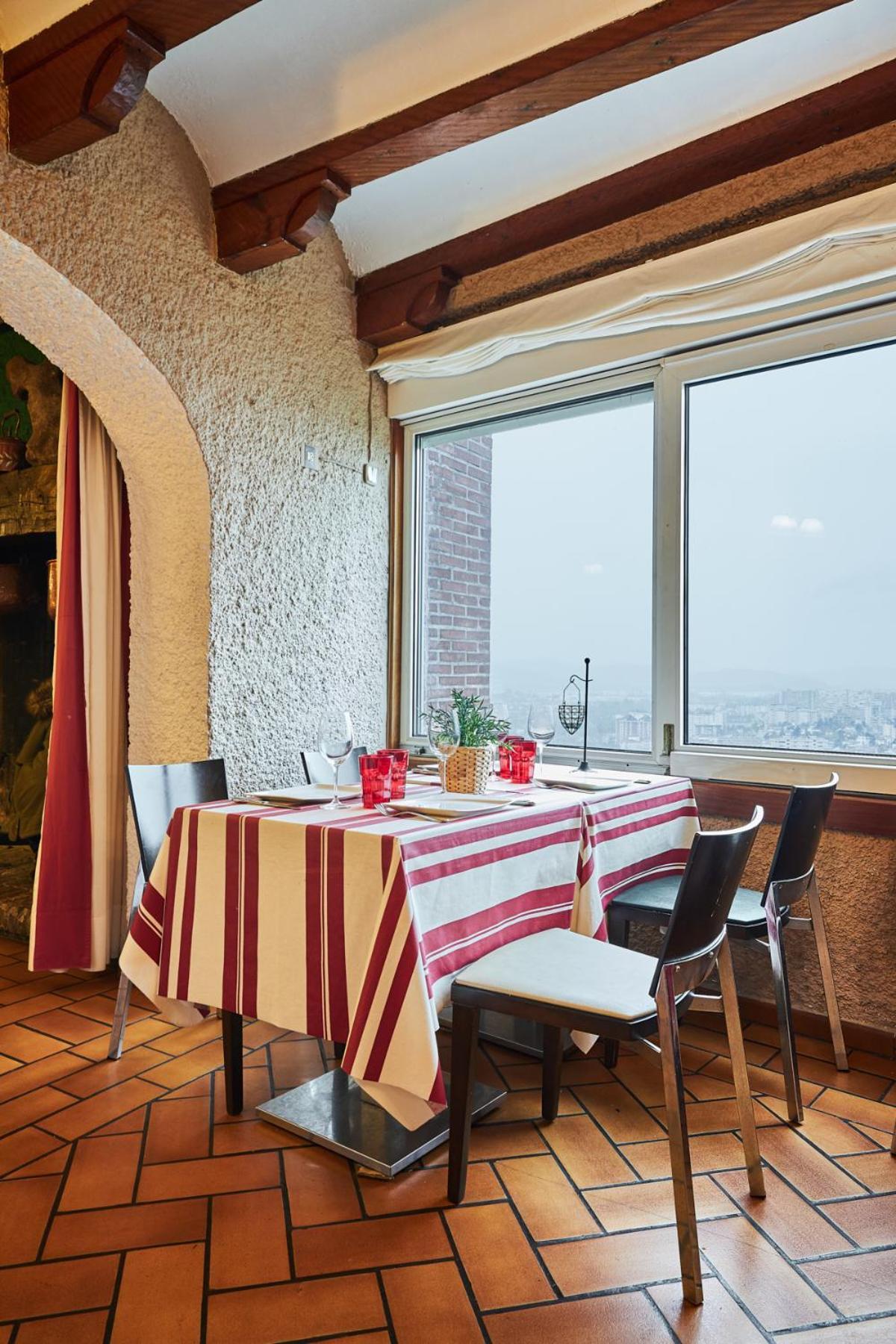 Hotel Restaurante Risco Ларедо Екстериор снимка